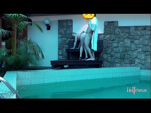 ❤️ Oga pe iranṣẹbinrin si awọn pool, sugbon ko le koju kan gbona ️❌ Fidio furo ❌️