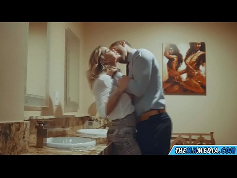 ❤️ Nigbati bilondi ti oyan ba tan ọ ni yara isinmi ti gbogbo eniyan ️❌ Fidio furo ❌️